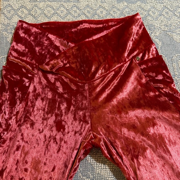 LOT of 2 Unique FABLETICS Velvet Red and Green shiny Leggings Sz M - Picture 4 of 14
